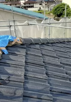 群馬県大泉町　セメント瓦屋根　棟取り直し工事のサムネイル